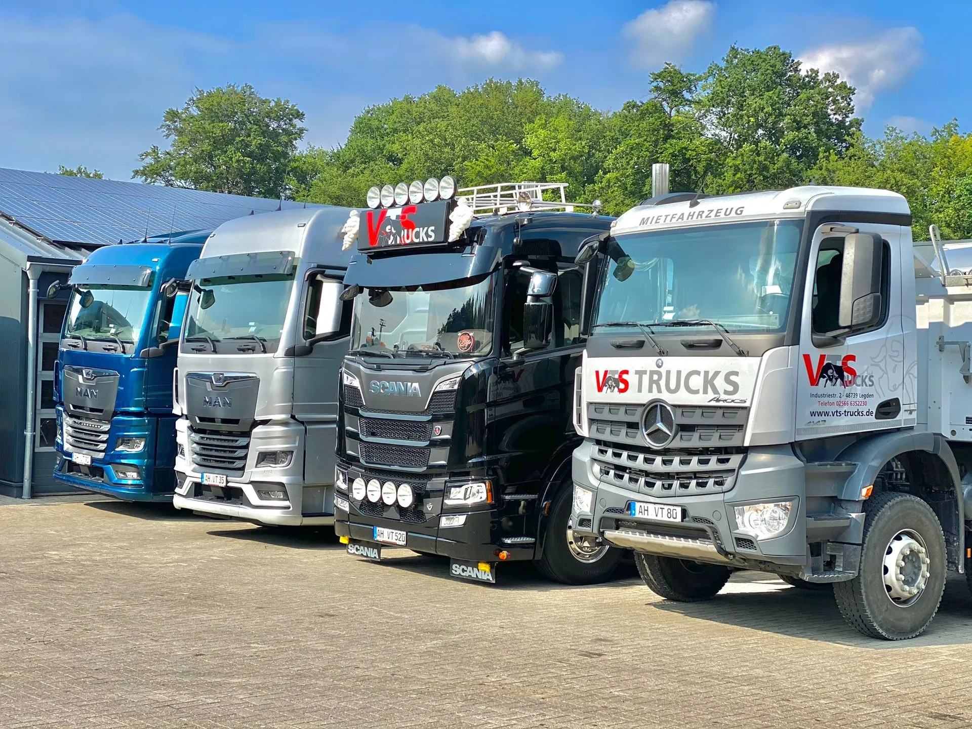 Lkw verschiedener Marken stehen in einer Reihe auf dem Hof der VTS Trucks GmbH